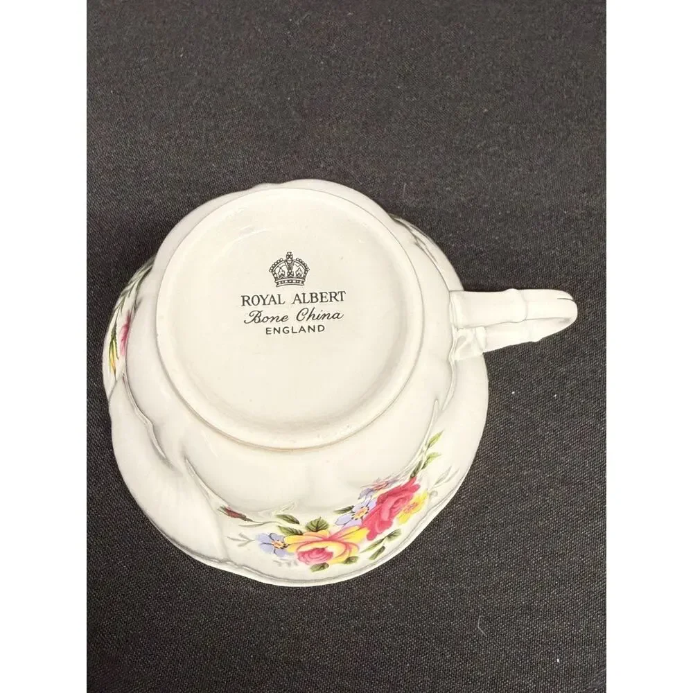 Royal Albert Bone China tea cup & saucer England Pink roses floral pattern VTG